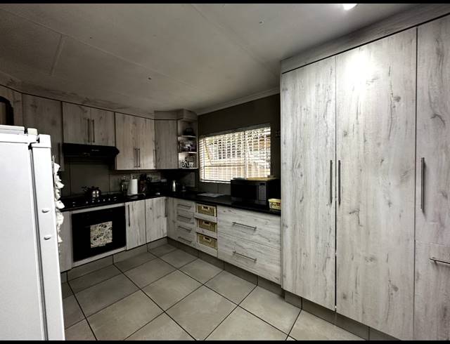 8 BEDROOM HOUSE FOR SALE IN DALVIEW